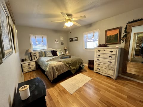 2 bedrooms, desk, cribs/infant beds, travel crib