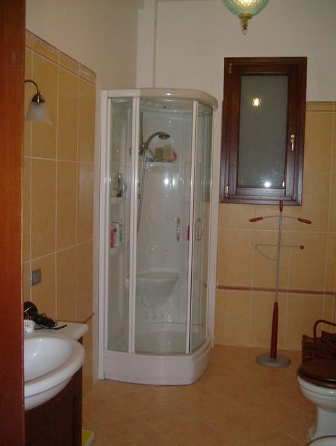 Shower, jetted tub, hair dryer, bidet