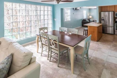 Seating for 6 at the dining room table