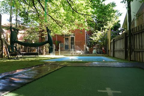 Huge, stylish, central, 3 bedroom, 2 bath apartment with pool and trampoline.  Apartment in Saint Kilda