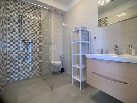 Combined shower/tub, hair dryer, towels