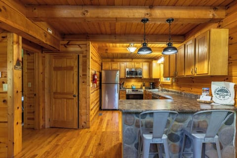 Bobcat Bluff Hocking Hills | Kitchen