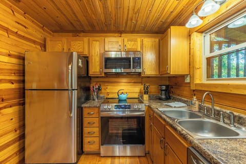 Bobcat Bluff Hocking Hills | Kitchen
