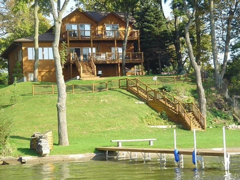 5 bedroom 3 bath Lakefront Log House. Cedar Lake, IN. 55 miles to Chicago Loop!