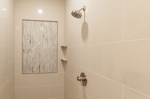 Combined shower/tub, towels