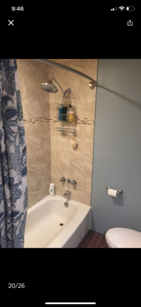 Combined shower/tub, towels