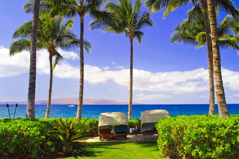 Beach nearby, sun loungers, beach towels