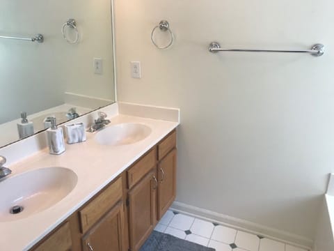 Combined shower/tub, towels