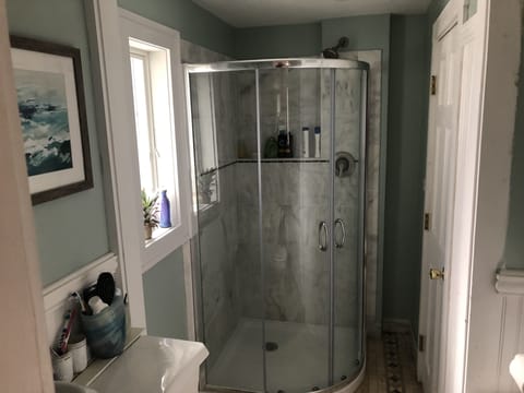 Combined shower/tub, towels