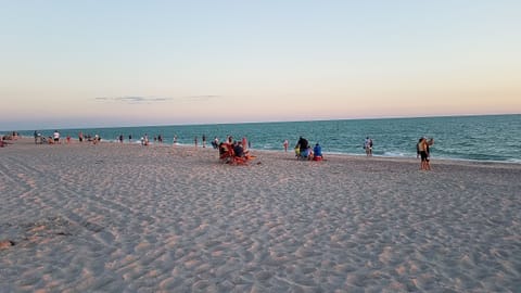 Beach nearby, sun loungers, beach towels