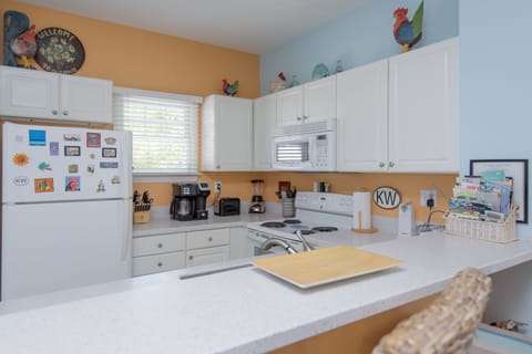Fully Equipped Kitchen - Full size oven, dishwasher refrigerator/freezer, coffee maker, blender, toaster