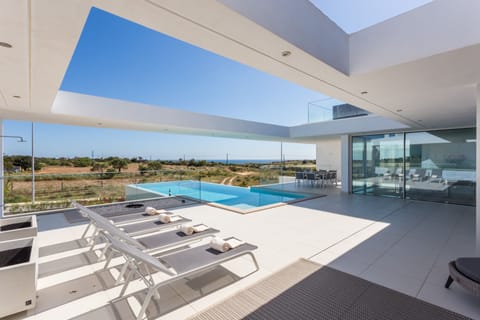 Outdoor pool, an infinity pool