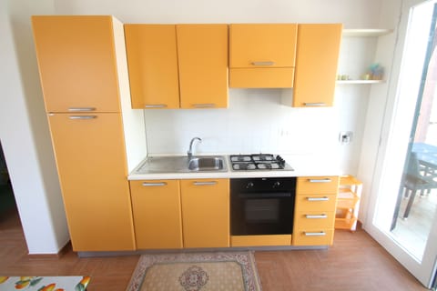 Fridge, oven, stovetop, coffee/tea maker