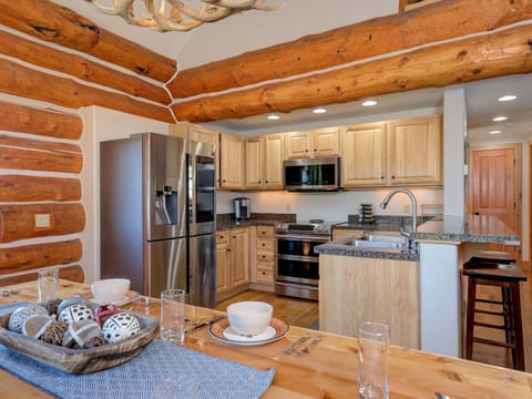 7 Little Shadow Catcher, Dining, 3