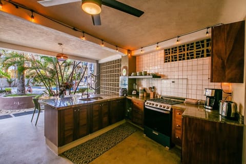 Fridge, oven, stovetop, coffee/tea maker