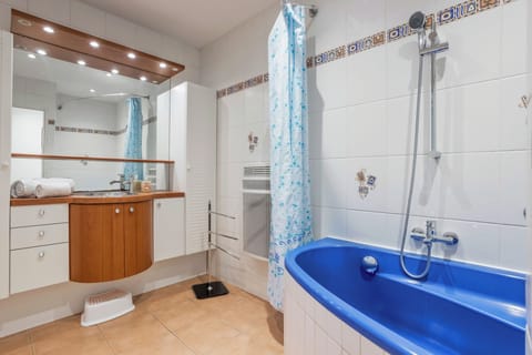 Combined shower/tub, hair dryer, towels, soap