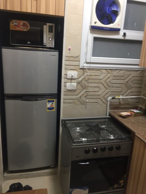 Microwave, oven, cookware/dishes/utensils, paper towels