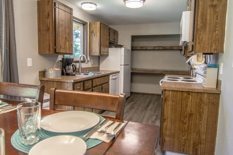Pub height dining table (built in expansion leaf). Full Kitchen.