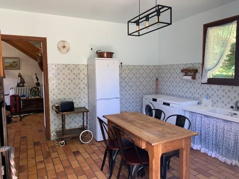 Cuisine équipée, gazinière, lave linge et lave vaisselle