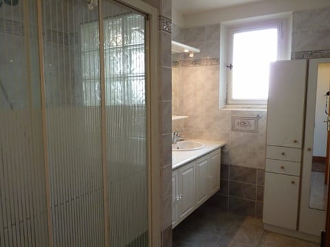 Combined shower/tub, hair dryer, towels, soap