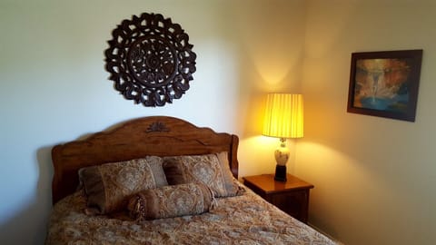 2nd bedroom w/ queen bed