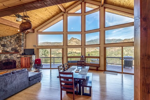 Flat-screen TV, fireplace, books