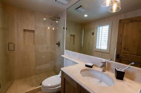 Combined shower/tub, hair dryer, towels