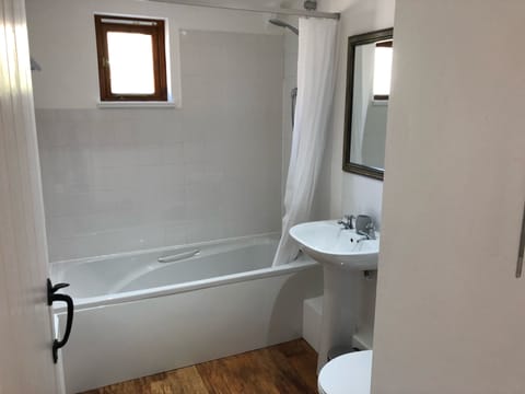 Combined shower/tub, hair dryer, towels