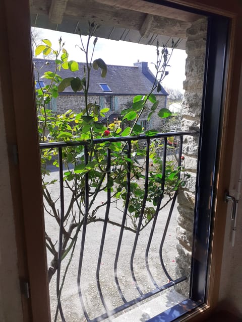 Moros 1st floor twin bedroom, view over courtyard