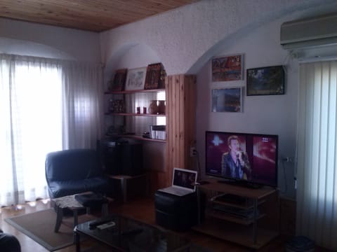 TV, fireplace, DVD player, stereo