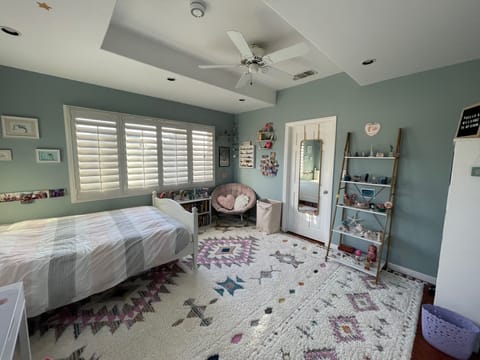 Double bed, loads of books and desks in both bedrooms, tons of light