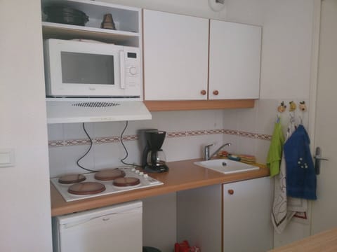 Fridge, microwave, oven, coffee/tea maker