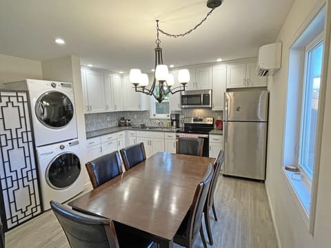 Kitchen w/quartz countertop & shaker cabinets. Dining area for 6. Washer & dryer
