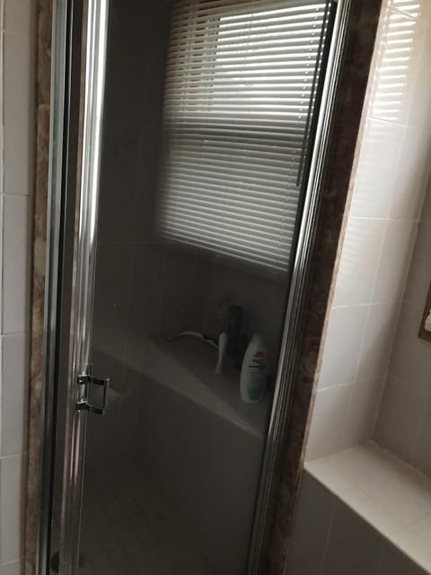 Combined shower/tub