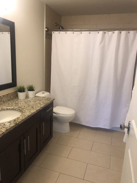 Combined shower/tub, towels