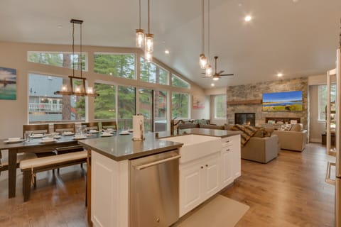 - Dining area for large groups
- Open kitchen and forest views
- Family-friendly cabin near Tahoe