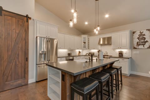 - Modern kitchen with island seating
- Stainless steel appliances ready
- Airbnb home with chef's kitchen