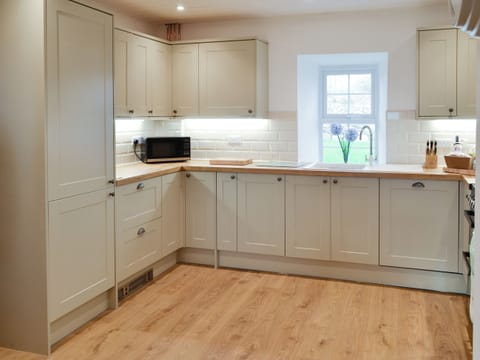 Fully appointed fitted kitchen | Eithinog Ganol, Penygroes, near Caernarfon