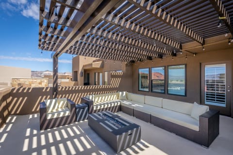 Front patio pergula - Enjoy the weather under the pergola while sitting in our comfortable patio furniture.