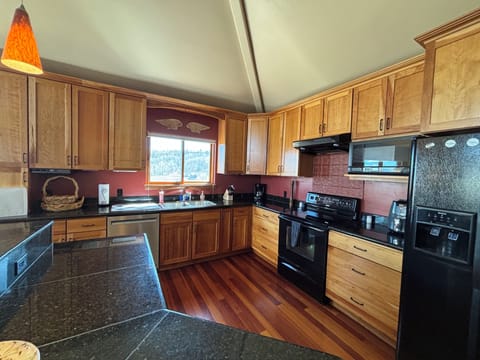 Standard electric appliances, cookware and place settings for your big family