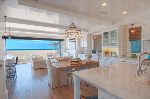 Great Room looking out to the ocean.  No boardwalk!