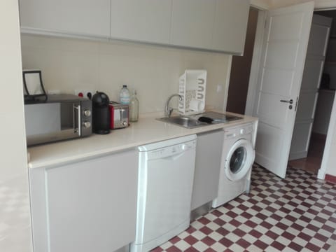 Microwave, oven, stovetop, coffee/tea maker