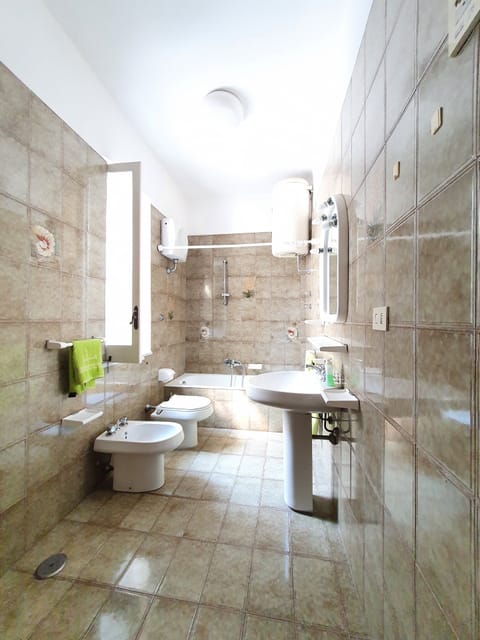 Combined shower/tub, bidet, towels