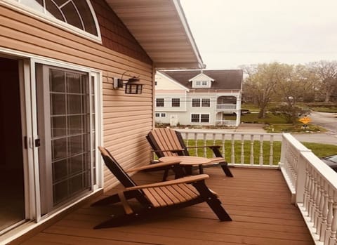 Front upstairs deck--sitting area