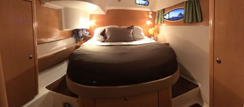 4 bedrooms, in-room safe, internet, bed sheets