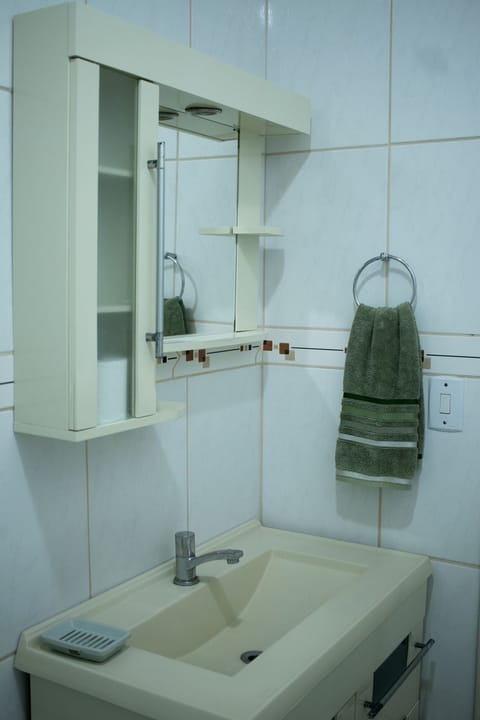 Combined shower/tub, bidet, towels