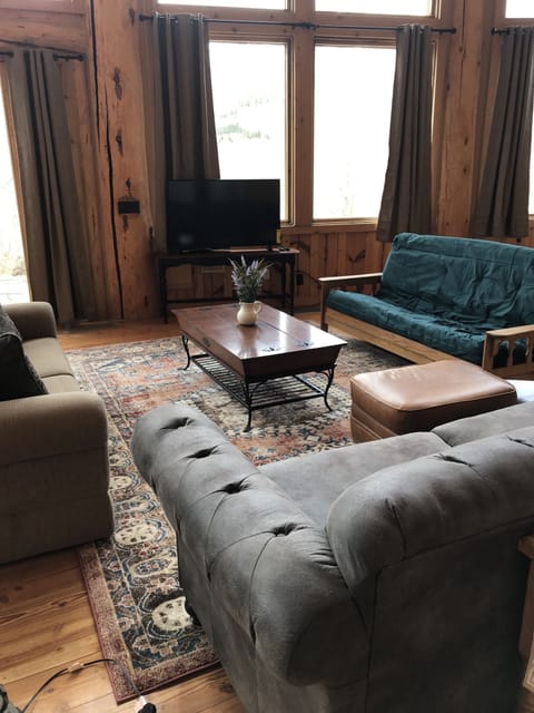 Huge mountain Views, dining room + large screen T.V, sofa sleeper & futon