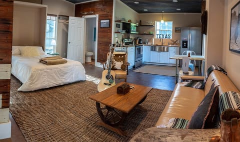 Very cozy studio style guesthouse.  Queensized bed.