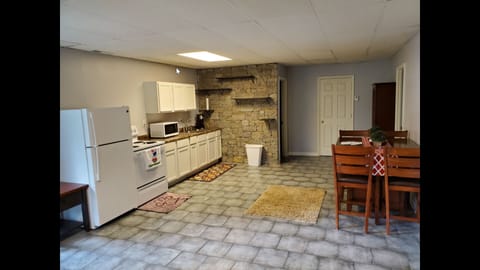 Private kitchen | Fridge, microwave, oven, stovetop