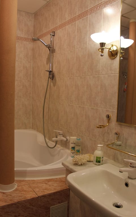 Combined shower/tub, bidet